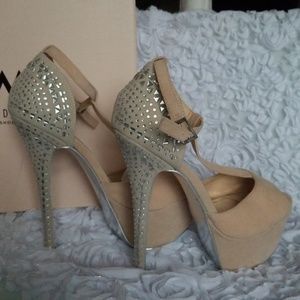High heels shoes